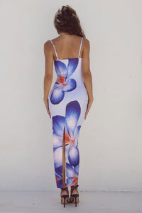 Abito estivo aderente con fiori d'ambra e disegno floreale